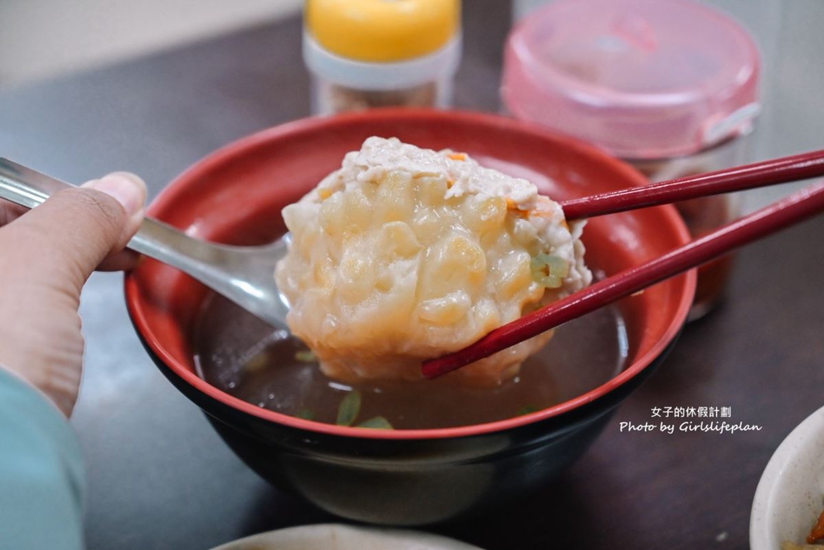 高雄超強排隊宵夜場！「古早味滷肉飯」夜市飄香60年，鹹甜醬汁配酸菜太唰嘴