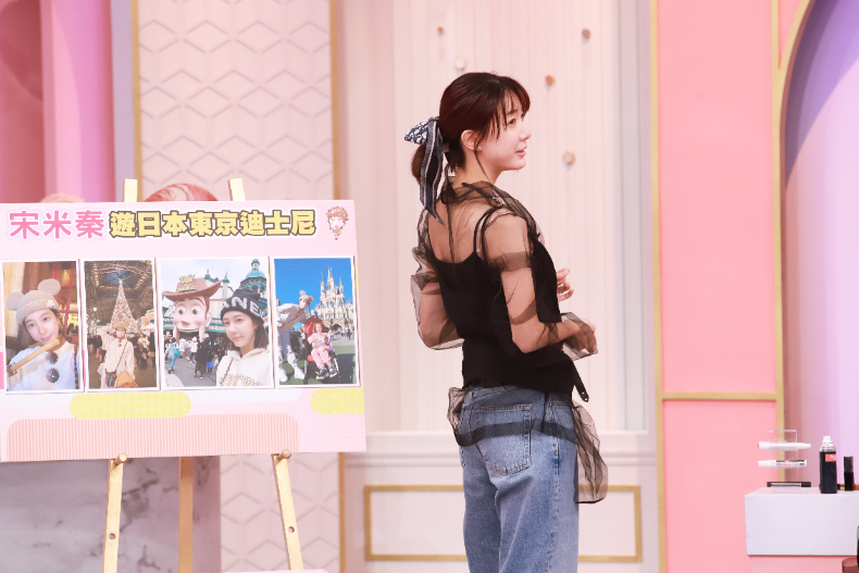 ▲宋米秦現場示範去日本東京迪士尼的頭髮造型：各種髮帶、頭巾綁法