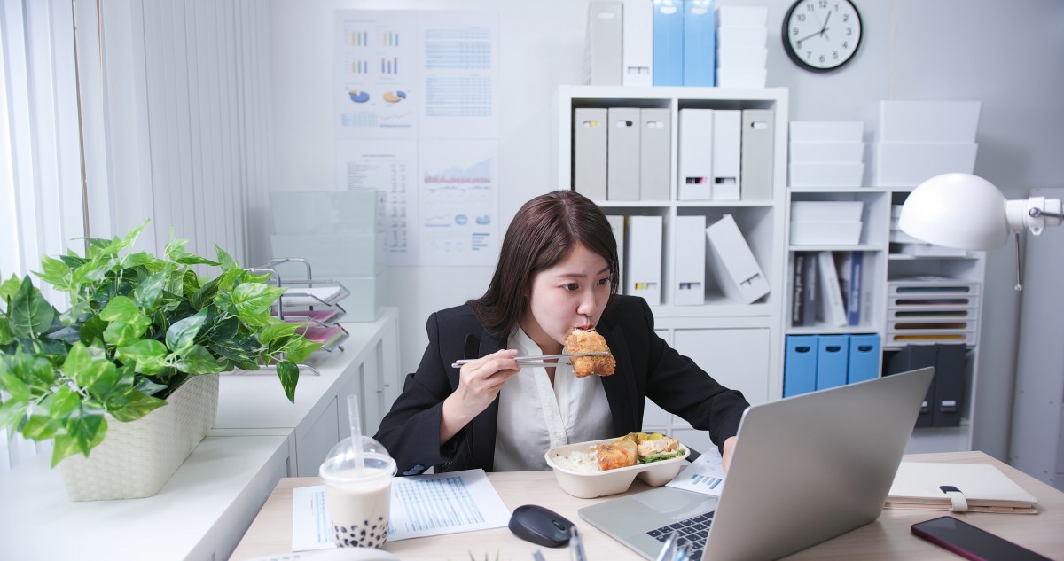 上班這樣吃午餐？小心「便當配電腦」、一群同事邊聊邊吃，你會「愈吃愈肥」