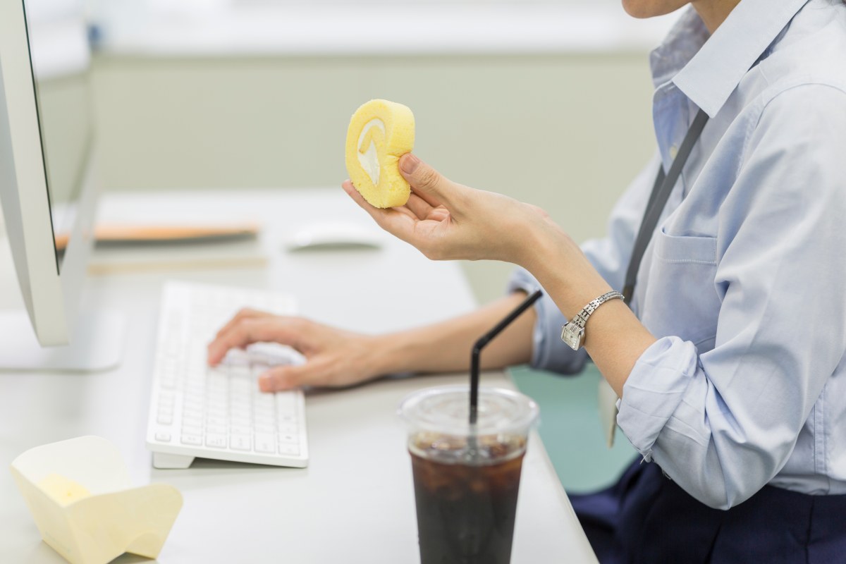 上班這樣吃午餐？小心「便當配電腦」、一群同事邊聊邊吃，你會「愈吃愈肥」