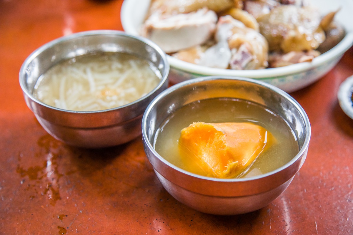 地瓜湯、米粉湯無限吃！陽明山「隱藏版土雞」內行才知，森林浴裡用餐超愜意