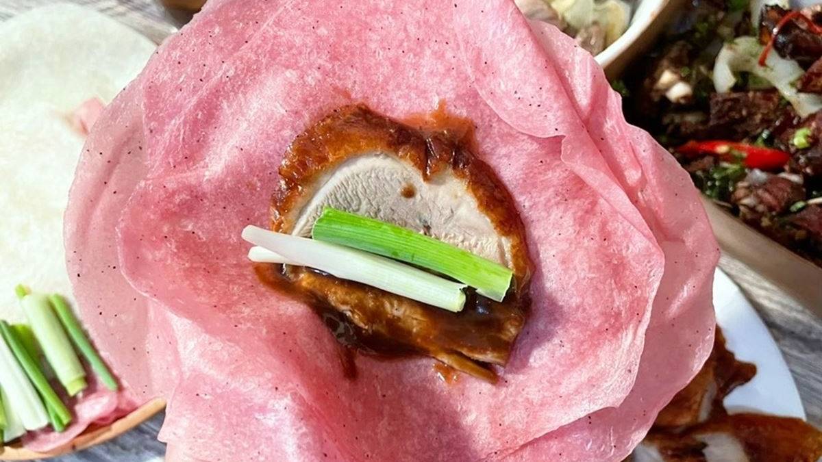烤鴨三吃包含片鴨、鹽酥和醬炒風味，獨特的「火龍果餅皮」是限量版。（圖片來源：熱血玩台南。跳躍新世界）