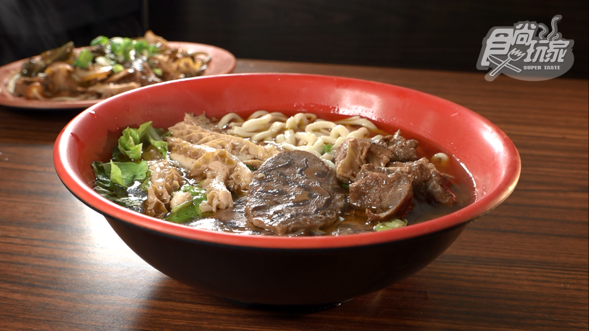 「牛三寶麵」是加入半筋半肉、牛腩及牛肚，還有添加酸菜提味。