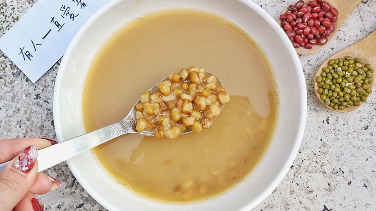 「希望綠豆湯」用湯匙一撈，裡頭滿滿的綠豆，分量非常實在。（圖片來源：糖糖’s享食生活）