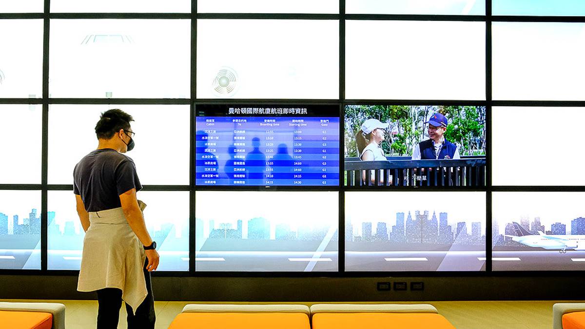 螢幕上有中央公園的介紹影片，也有模擬航廈的班機資訊，相當逼真。（圖片來源：霸子。食樂拼圖）