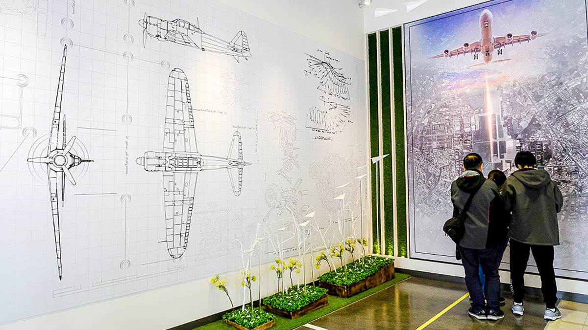 牆壁上有飛機的透視圖及１張飛機起飛的模擬照片。（圖片來源：霸子。食樂拼圖）