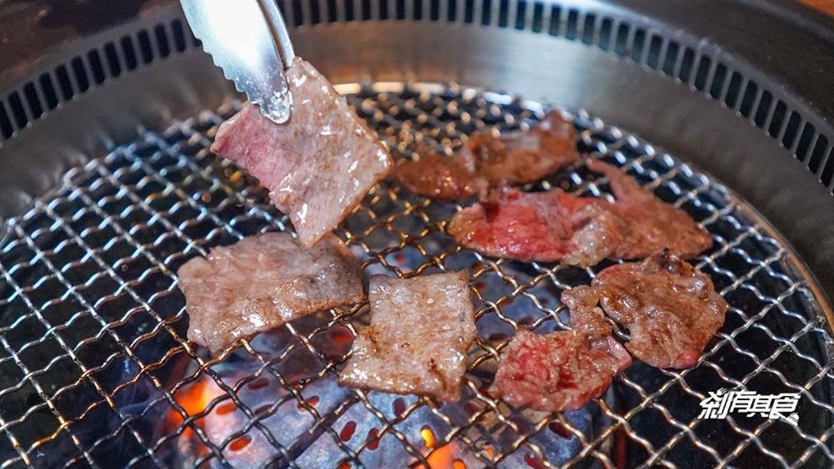 牛舌有專人代烤至最佳熟度，不用動手就能舒服吃燒肉。（圖片來源：剎有其食）