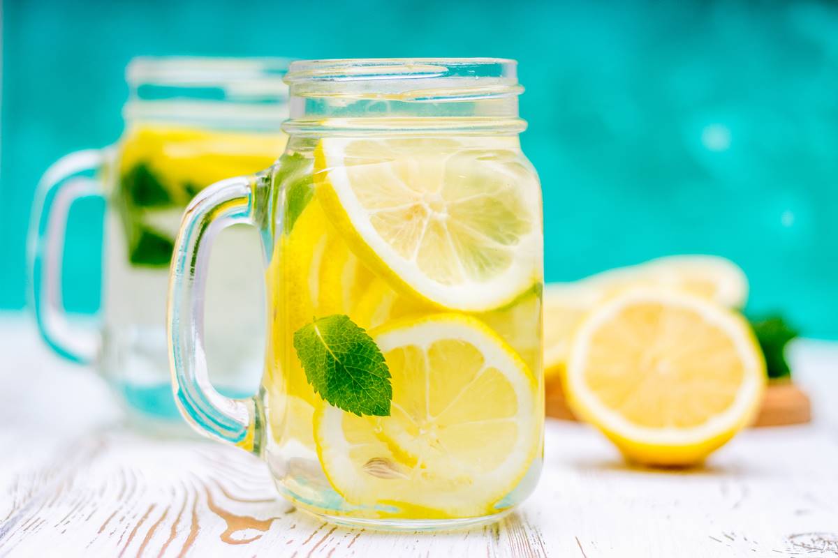 你喝水喝對了嗎！喝檸檬水、蜂蜜水養生？營養師提醒：「這幾類人」要注意