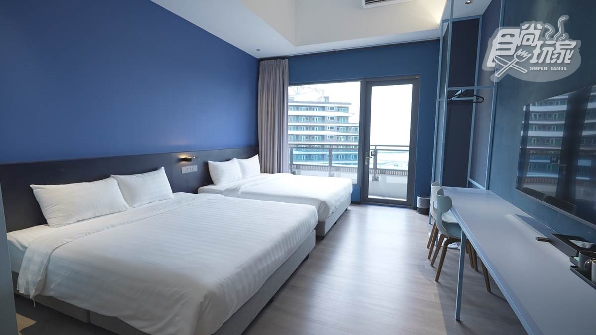 飯店房間以藍色為主色調，搭配漂亮的海景，給人清新舒爽的感覺。