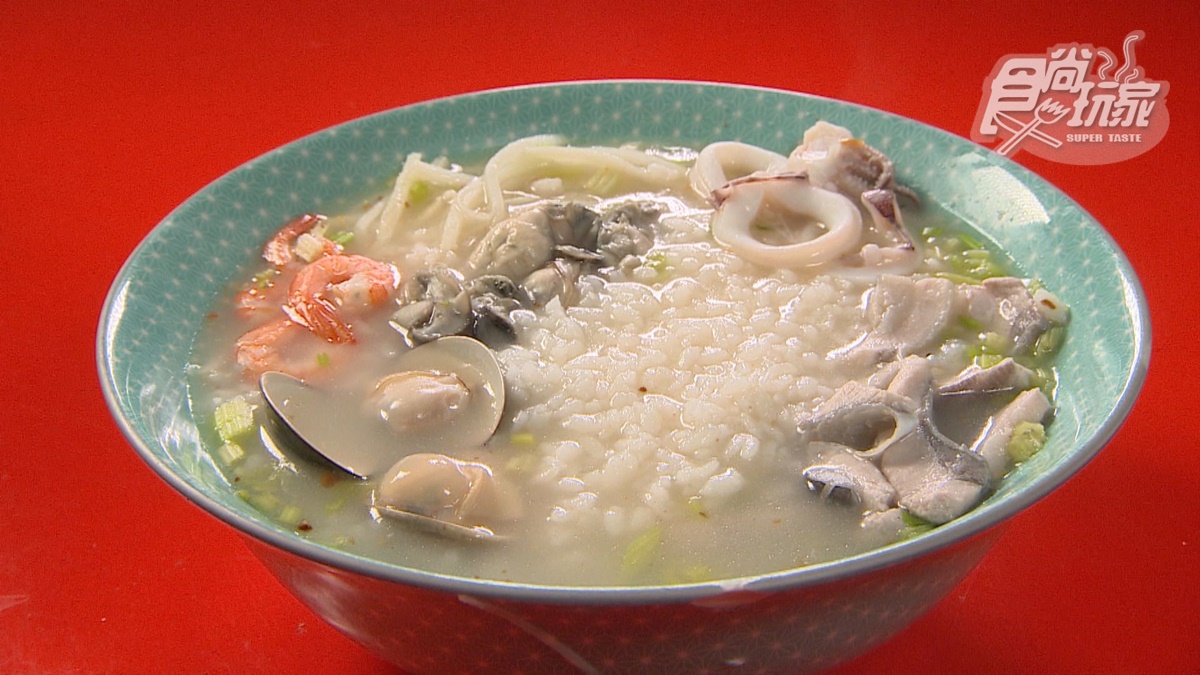 海鮮粥料多豐富，湯頭喝得到海鮮的鹹味。
