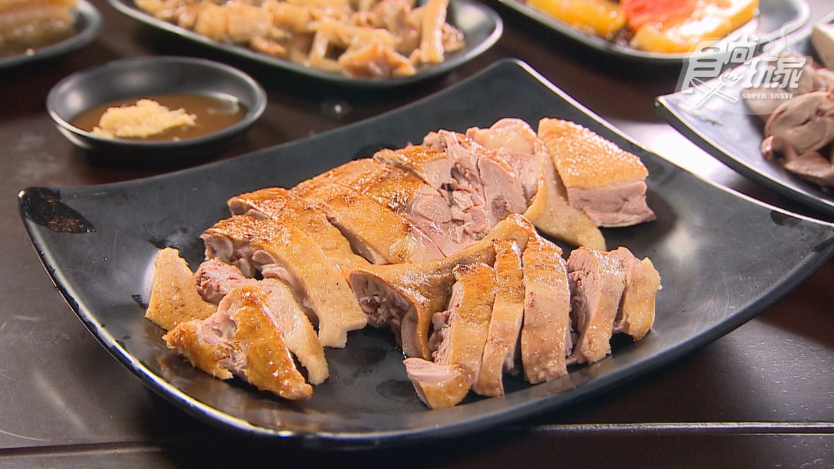 鴨肉的肉質油脂豐富，吃起來還帶點咬勁。