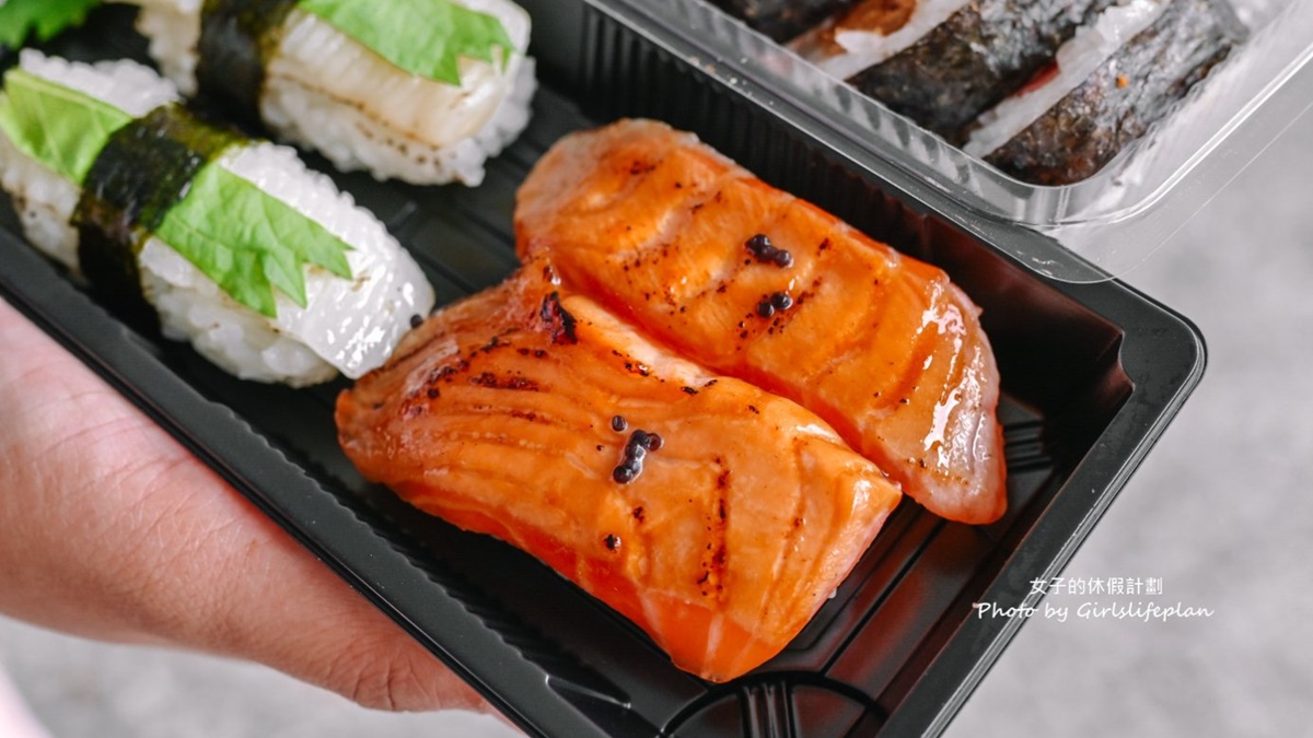 「炙燒鮭魚肚壽司」的鮭魚很肥嫩相當有厚度，表皮經過炙燒後香氣更甚。（圖片來源：女子的休假計劃）