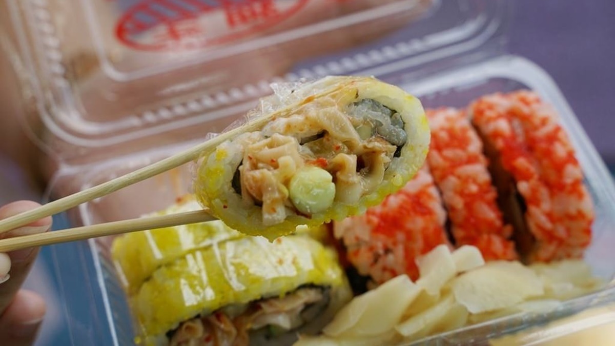 「干貝壽司」主要餡料是干貝唇，吃起來Ｑ彈帶點滑黏。（圖片來源：東蛙池塘）