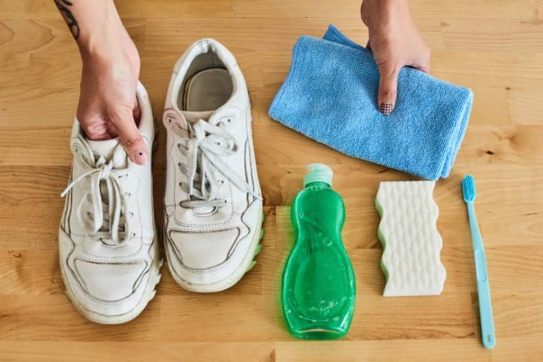 掃黃、去污超簡單5大清潔術！讓你的時尚「小白鞋」立刻起死回生