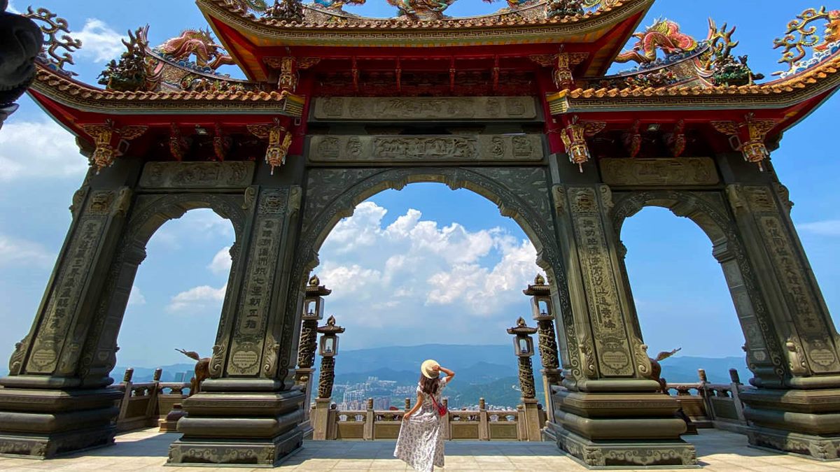 過牌樓，站在寺廟門口就能以手機廣角端拍出壯麗的牌樓拱門。（圖片來源：依娃旅行小確幸）