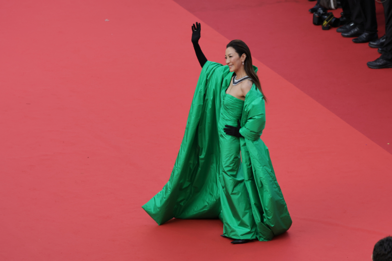 歷年最災難紅毯造型？楊紫瓊被「正綠色披肩禮服」吞沒，網友們都看不下去
