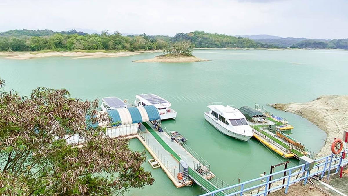 在「烏山頭水庫」可以搭乘舒適宜人的太陽能船遊湖。（圖片來源：花露露 の花花世界）