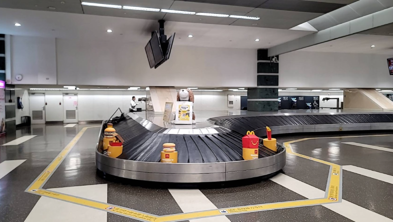 麥粉千萬不要錯過！桃園機場行李轉盤區，可見6款超Q立體麥當勞迴轉小物的身影！