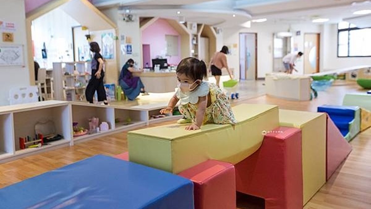 １樓有大型感統教具讓嬰幼兒學習，且是木質軟地板提升安全。（圖片來源：城市少女阿璇）