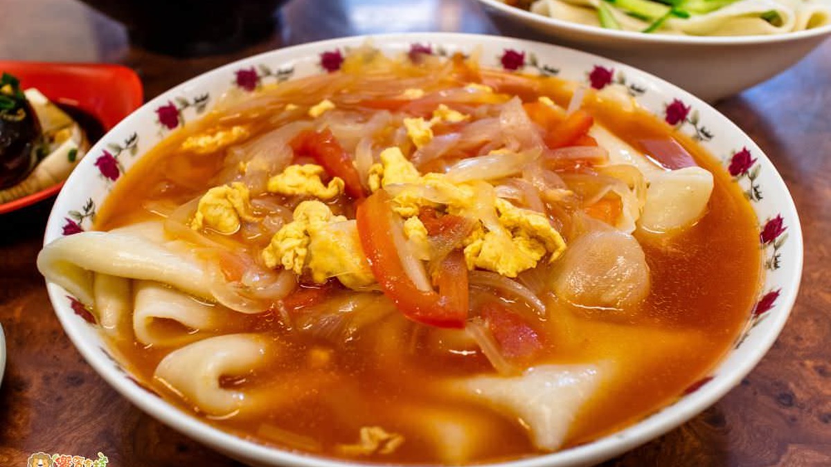 「蓋澆麵」使用蕃茄、雞蛋、洋蔥來熬煮湯頭。（圖片來源：饗食客棧。淘氣猴vs肥獅子の旅食天堂）