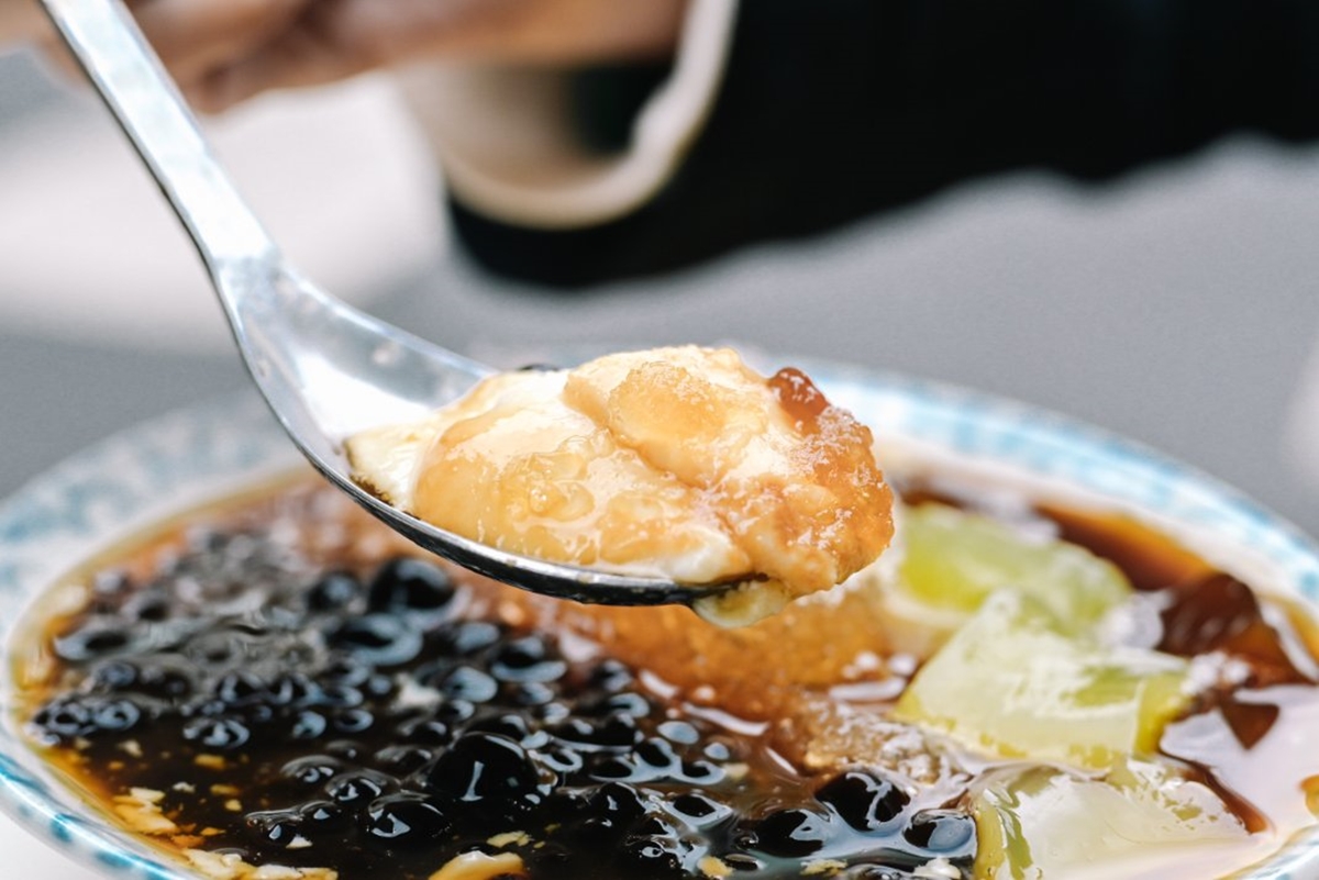 周杰倫、五月天都吃過！夜市「超強豆花」大明星也朝聖，入口即化飄迷人焦香