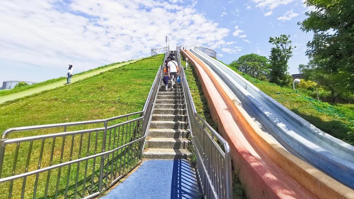 中和「員山公園」最有名的，就是這座將近３層樓高的超長磨石子溜滑梯。（圖片來源：晨晨喬喬玩樂日記）