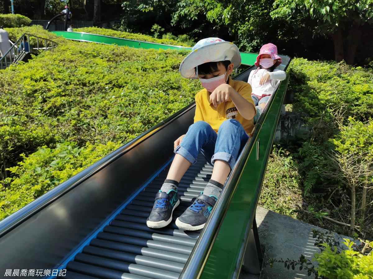 玩到虛脫都不想回家！雙北８「最強親子公園」：28米長滾輪滑梯、輕軌遊樂場