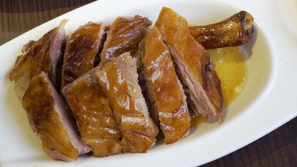 明爐燒鴨是２人份，鴨皮油潤，肉質扎實，吃起來不膩口。（圖片來源：柚香魚子醬的蹦蹦跳跳）