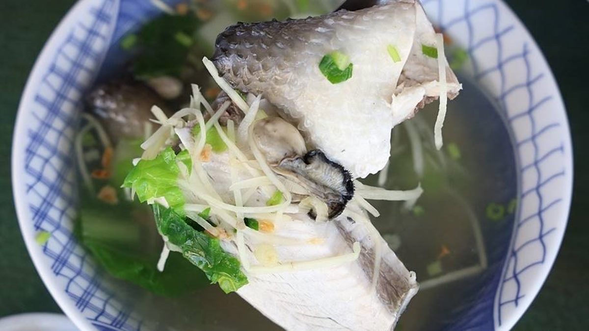 「魚皮蚵湯」可以吃到整碗滿滿的蚵仔和魚皮。（圖片來源：熱血玩台南。跳躍新世界）