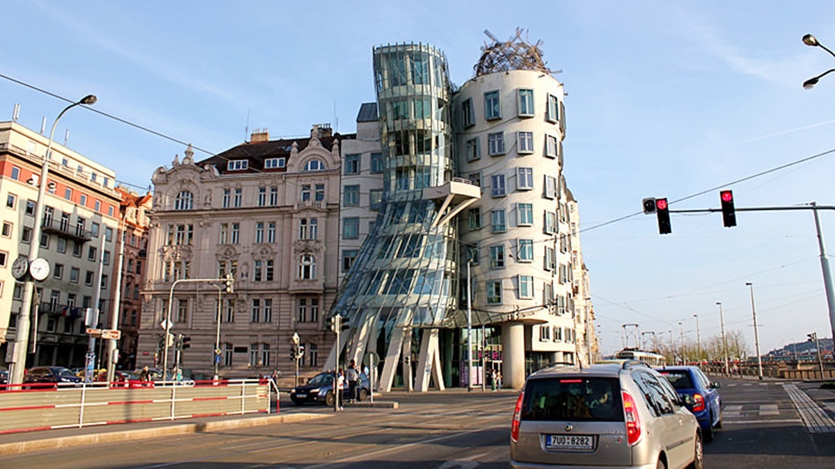 「布拉格跳舞大樓」是由建築普立茲獎得主法蘭克．蓋瑞所設計。（圖片來源：披著虎皮的貓）