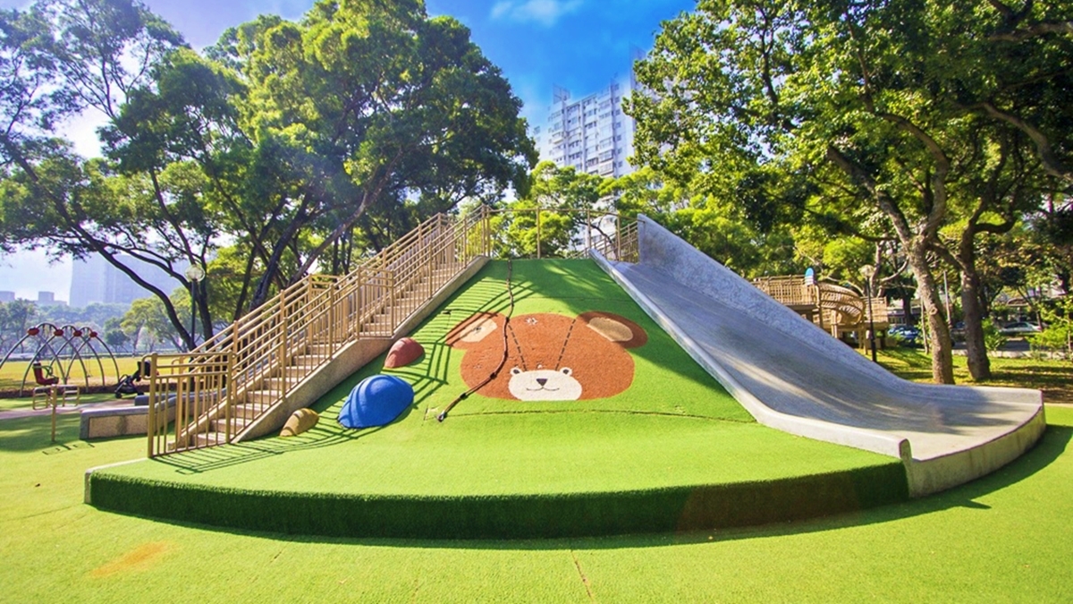 「小熊公園」座落於林口社區運動公園內，是１座全共融式的特色遊戲場。（圖片來源：史努比遊樂園）