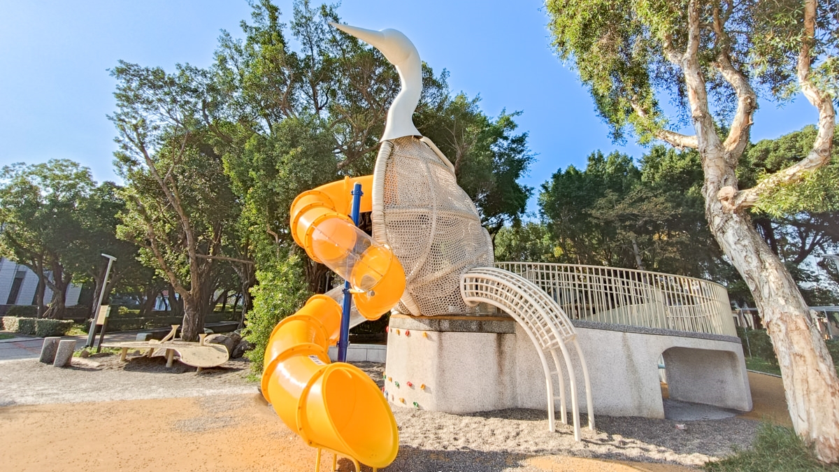 在蘆洲「三民公園」裡，有１座獨一無二的白鷺鷥造型旋轉溜滑梯。（圖片來源：艾莉絲愛旅行）