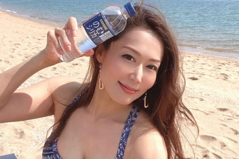 52歲日本女生超凍齡！養出30歲的膚質與身材的4秘訣，喝酒、聚餐不忌口也能保持良好狀態