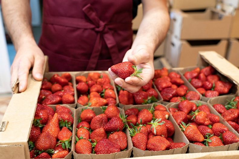 英國營養專家大推10種「抗壓食物」：吃草莓能改善心情、「這食物」改善失眠