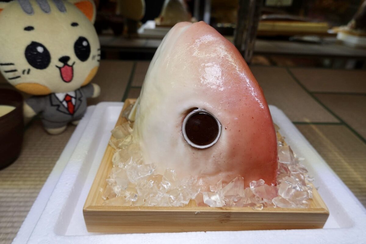 麵包店驚見巨大魚頭！超擬真「鮭魚蛋糕」隱身傳奇名店，壽司、茶碗蒸變甜點
