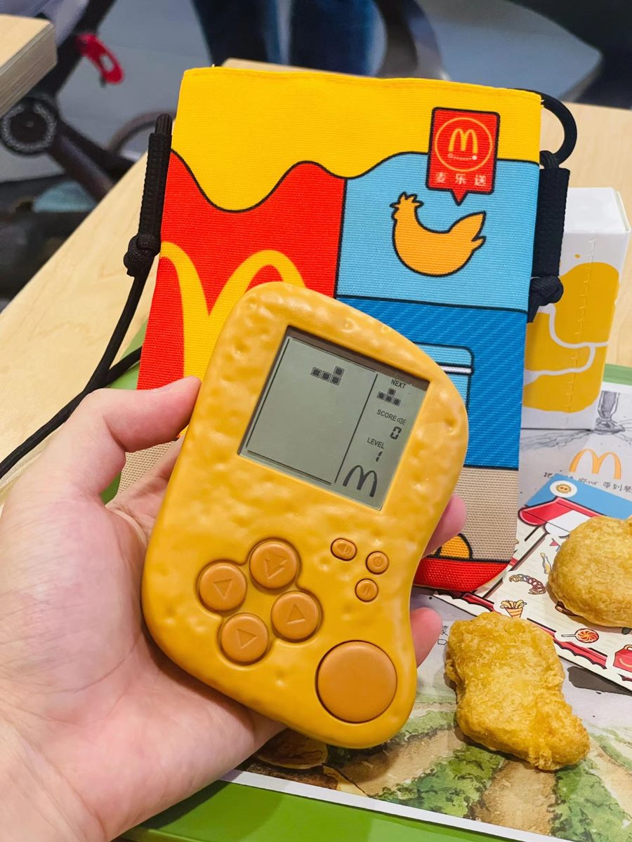 麥當勞超狂「麥克鷄塊遊戲機」！加價130元就入手，還附雞塊盒包裝和側背袋