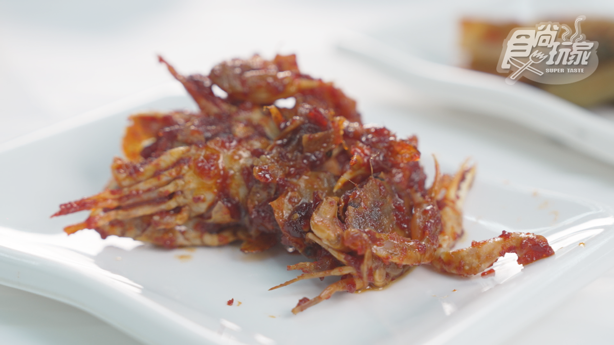 「辣味醬蟹」吃起來脆脆的，很適合當下酒菜。