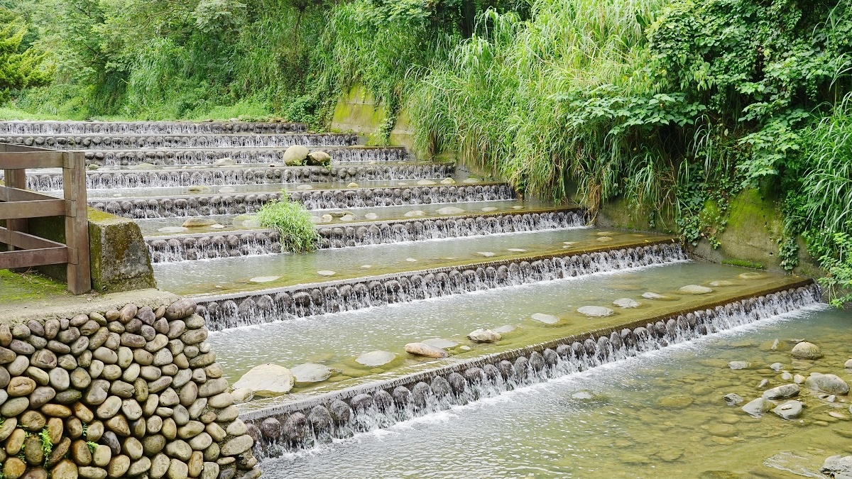 「龍潭千層瀑布」其實是桃園龍潭清水坑溪的階梯式跌水工程，這裡的水質還滿乾淨。（圖片來源：東蛙池塘）