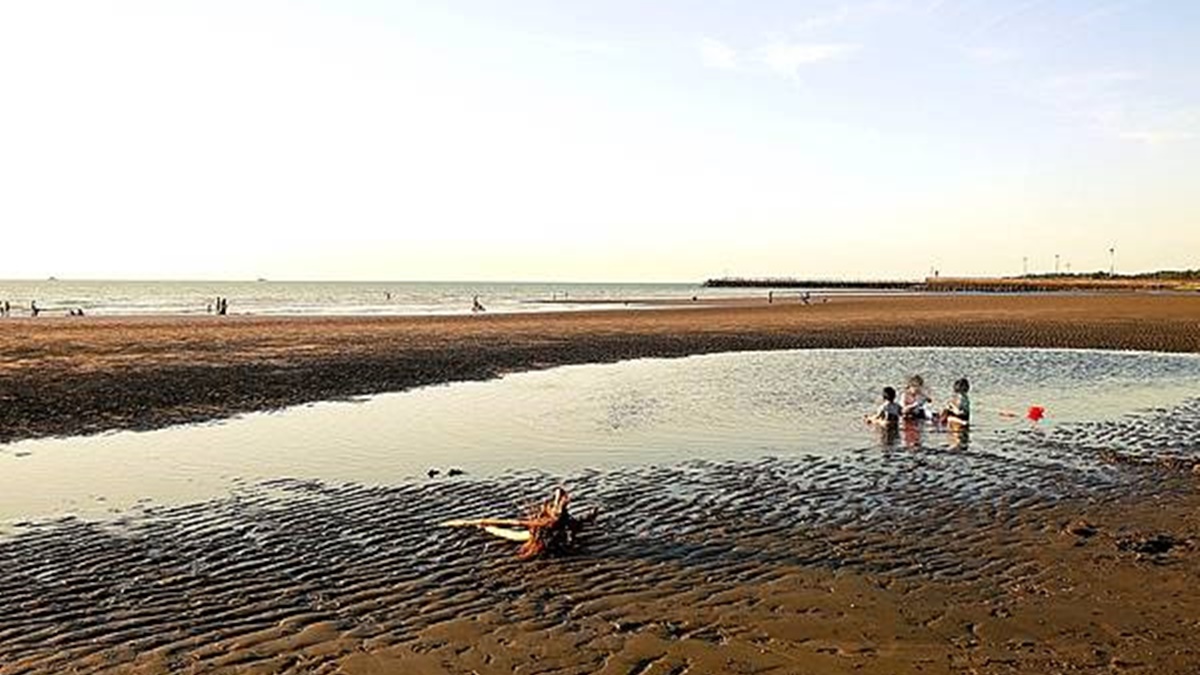 「濱海森林遊憩區」的沙灘退潮後，沙灘會留下一大塊水灘。（圖片來源：美食鐵粉靜香兒）