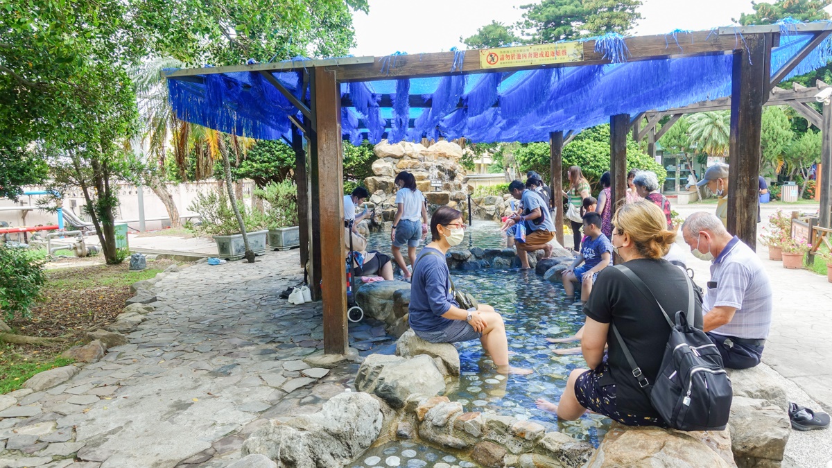 「海洋溫泉泡腳溪」讓遊客可以免費享受野溪泡腳的樂趣。（圖片來源：艾莉絲愛旅行）