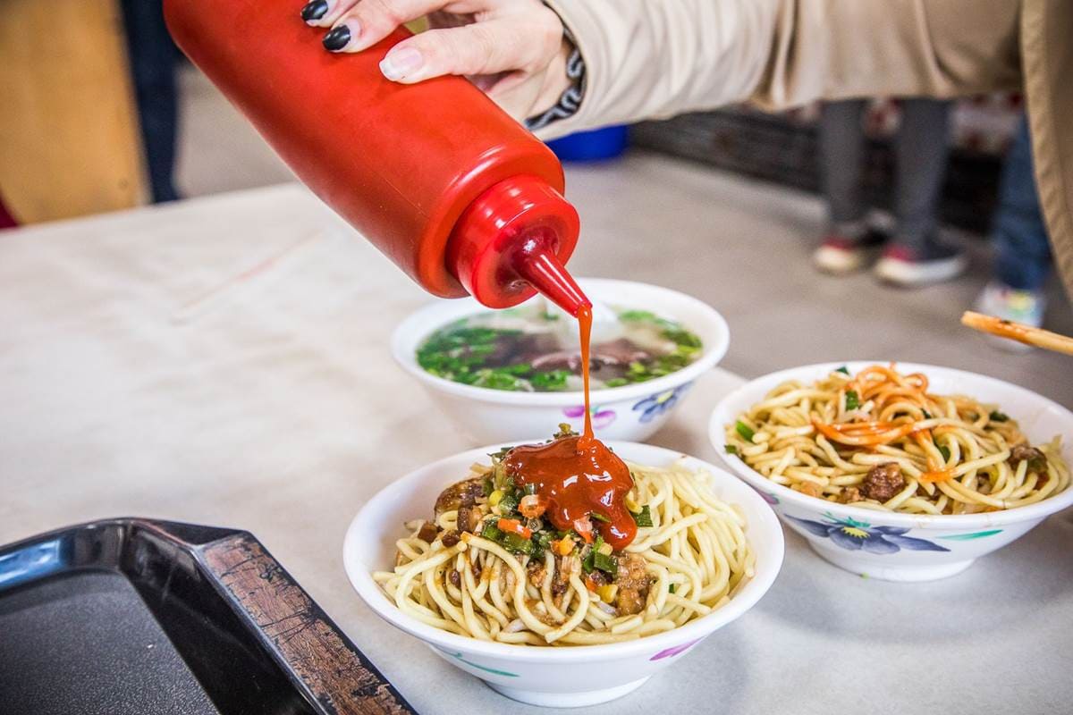 台中超狂排隊早餐！炒麵必加蔥蒜醬＋東泉辣椒最道地，豬血湯整碗滿滿都是料