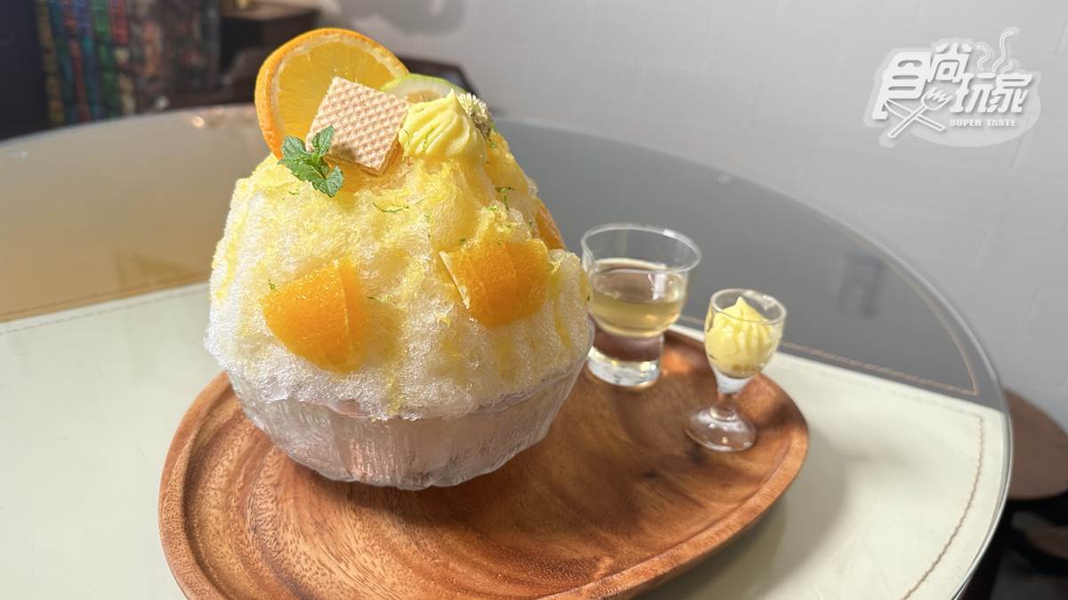 香橙果醬與檸檬醬淋在刨冰上，冰裡還暗藏堅果脆脆和自製菊花凍，整體口感酸甜有層次。