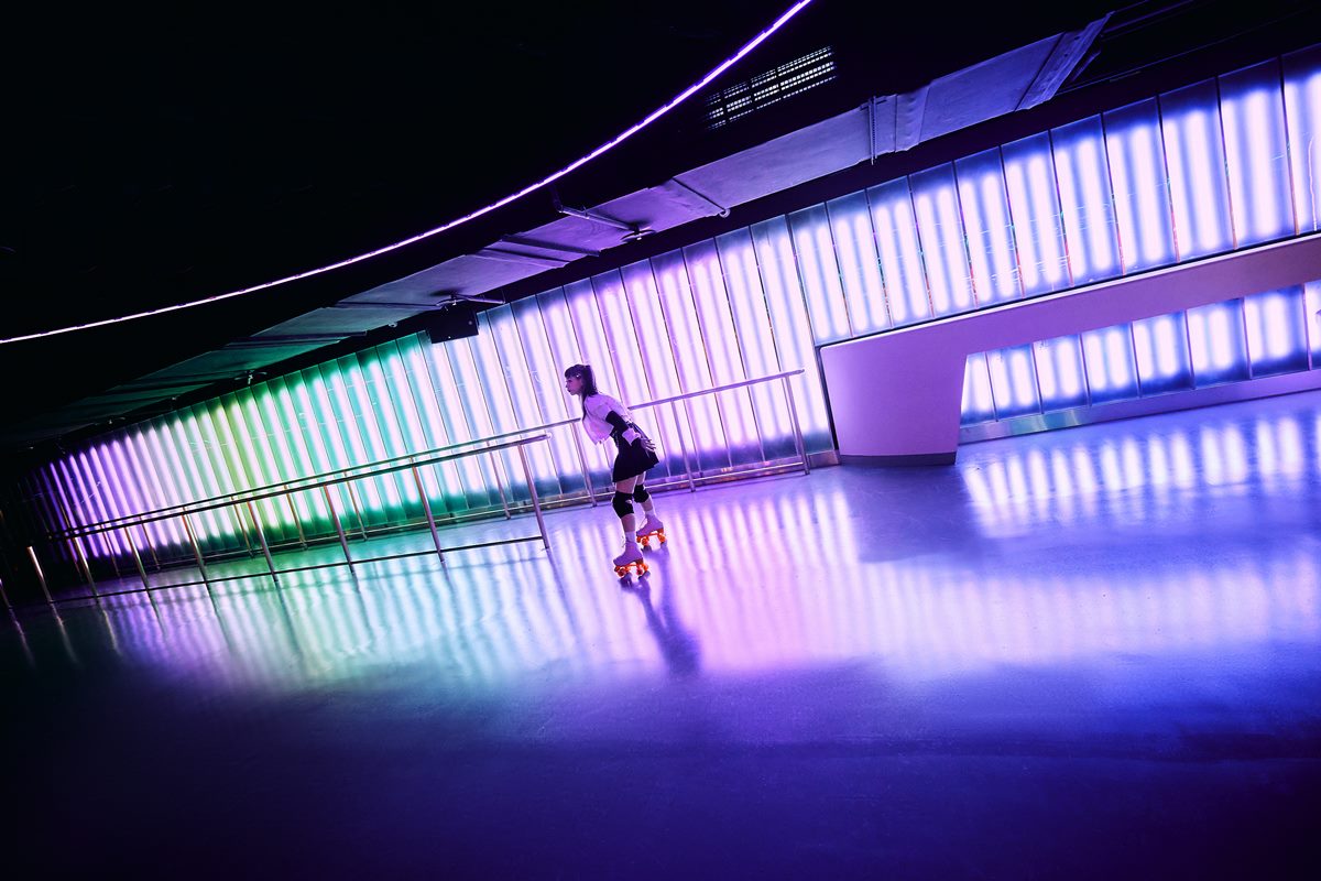 【新開店】台北小巨蛋「迷幻太空」滑輪場！美式復古冰宮，450坪場景超好拍