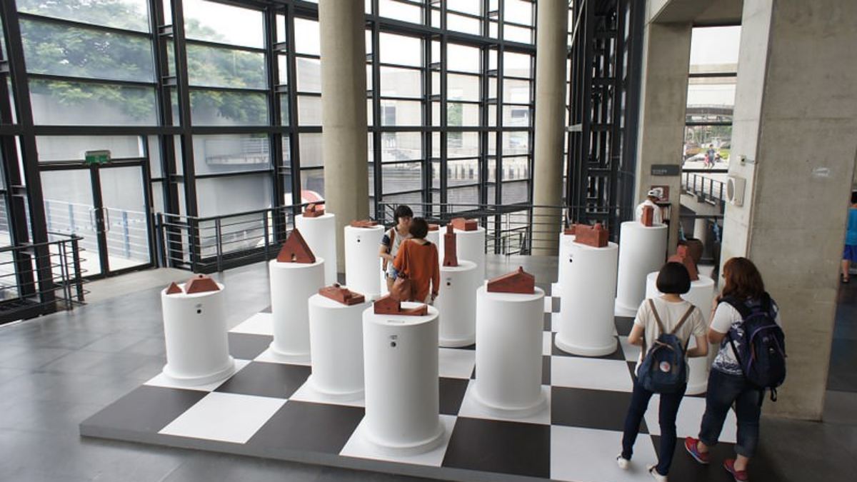 「鶯歌陶瓷博物館」有地上３層、地下２層，常常舉辦展覽也定期會換展。（圖片來源：菓子の幸福週記）