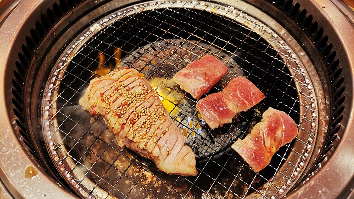 「焼肉きんぐ」在沖繩有許多分店，一到用餐時間總是大排長龍。（圖片來源：小企鵝生活趣）