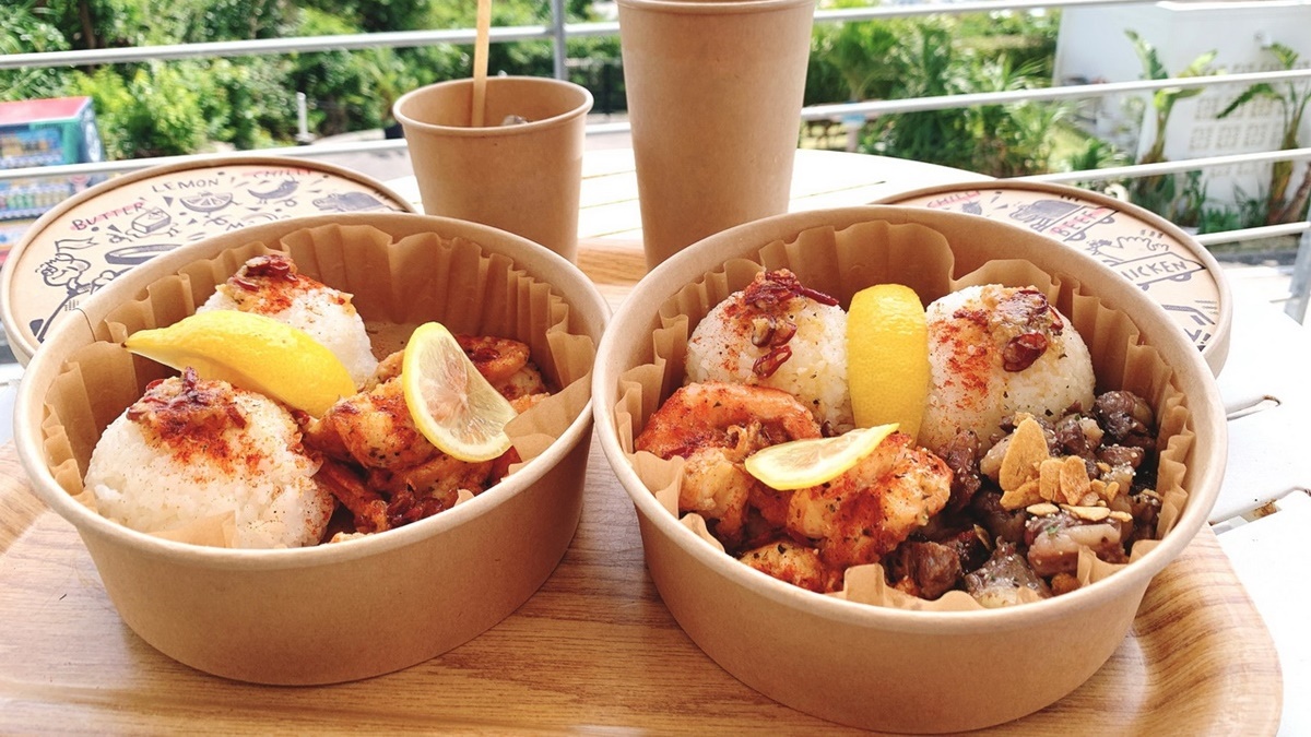 沖繩必吃的「古宇利島蝦蝦飯」，大推蝦蝦飯＋奶油＋辣＋牛排，味道超讚的。（圖片來源：猴屁的異想世界）