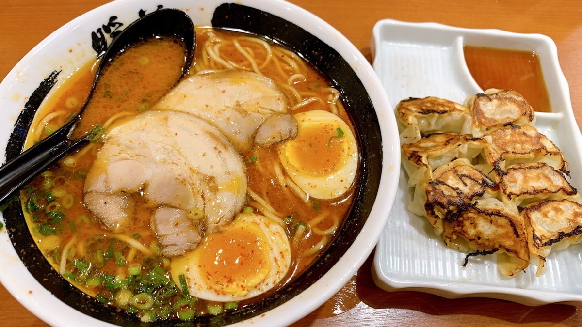 沖繩必吃的「暖暮拉麵」，也是台灣人最愛的國際通拉麵店。（圖片來源：猴屁的異想世界）