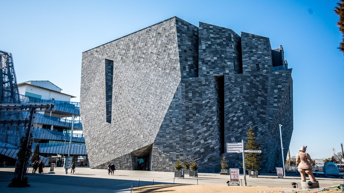「角川武藏野博物館」建築本身由約２萬片花崗岩打造而成，外表相當壯觀。（圖片來源：大手牽小手玩樂趣）