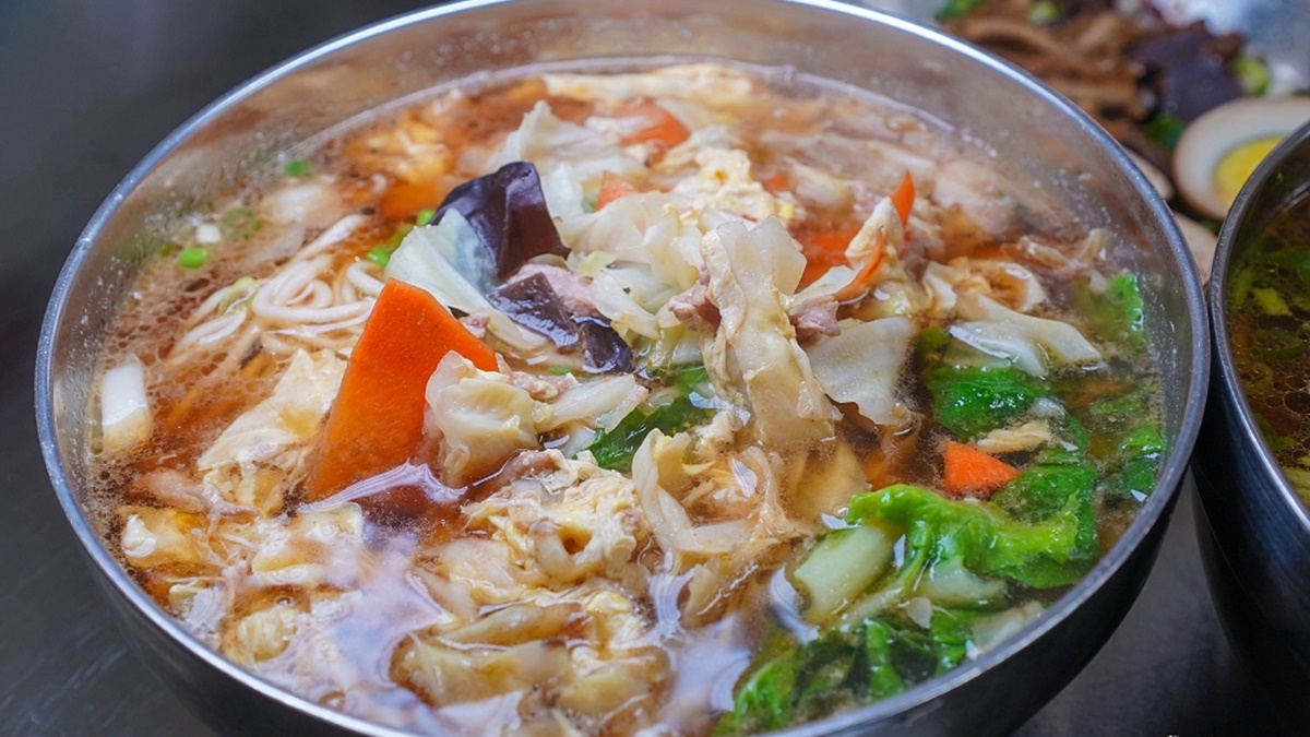 「熗鍋麵」裡面有大量蔬菜，炒過之後再加入高湯，是一道簡單好吃的麵食。（圖片來源：剎有其食）