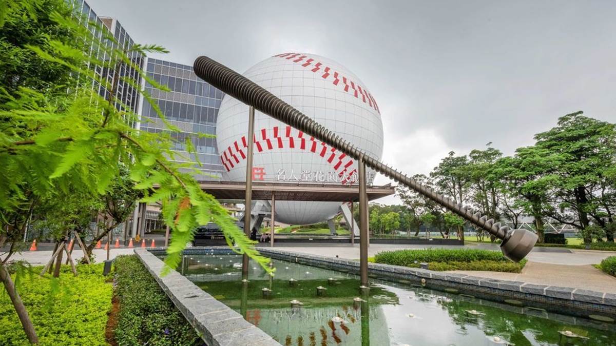 外觀是直徑達32公尺的紅線球造型，是亞洲最大的球體建築物之一。（圖片來源：瑞貝卡一家）